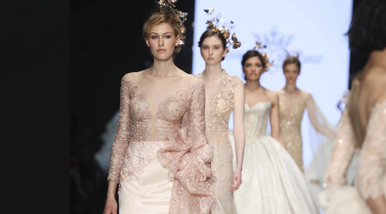 SEMPRE PIÙ RICCA, SEDUCENTE, INTERNAZIONALE.
SÌ SPOSAITALIA COLLEZIONI PRONTA
PER UN’EDIZIONE DI SUCCESSO
ROBERTO CAVALLI BIG NAME DEL PROSSIMO APPUNTAMENTO