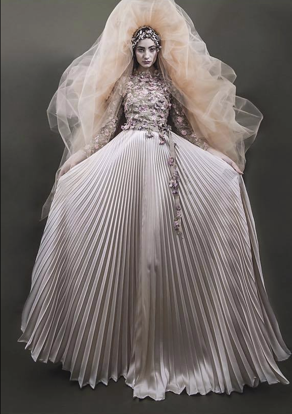 ELISABETTA DELOGU: “UN ABITO DA SPOSA NASCE DALLE ESIGENZE DELLA DONNA, DAL SUO FISICO E DA UNA BUONA DOSE DI ORIGINALITÀ”