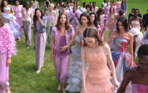 Armani presents its Haute Couture F / W2021-2022 collection entitled “Shine”